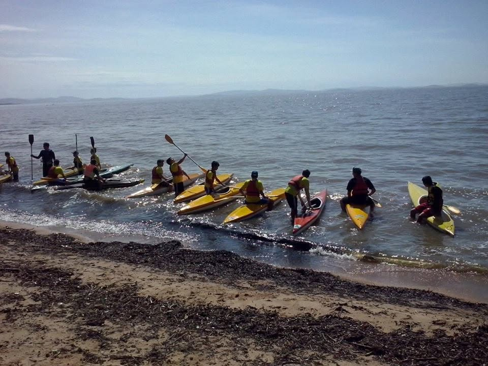 Grupo de canoagem no rio